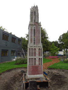 904961 Afbeelding van de plaatsing van de 5,63 meter hoge replica van de Domtoren op het terrein bij het gemaal De ...